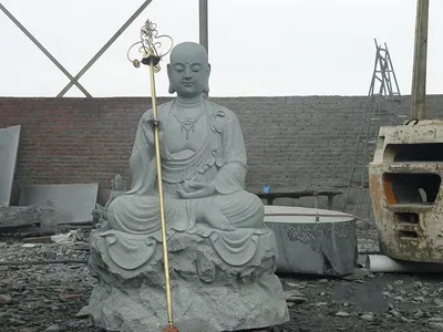 徳化の白磁製地蔵菩薩像 （御影石）